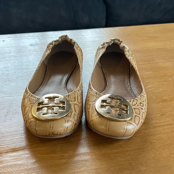 Tory Burch Reva Ballet Flats Beige Croc Embossed Leather Size 5.5 Logo Medallion - Picture 2 of 10